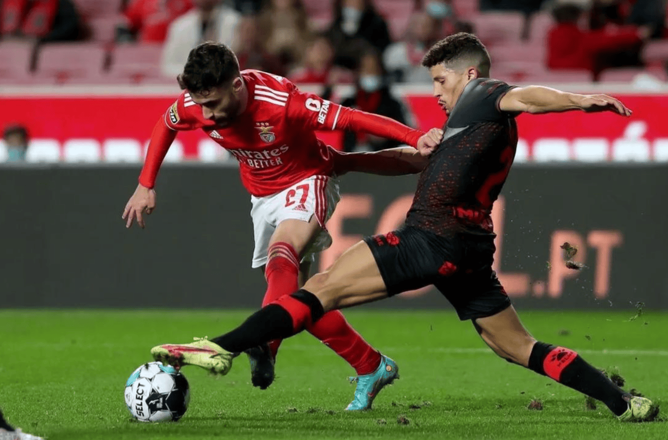 九游官网-赛前达拉斯独行侠备战亚冠克里夫兰骑士围绕葡超战术微调，网友：阿扎伦卡连续三场比赛得分超过状态火爆